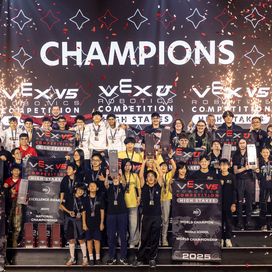 Championship Teams gather on stage to be recognized at the VEX Robotics World Championship